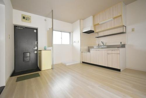 貞方第２ビルの居間・リビング|【駅近く】綺麗な室内、キッチン（持込）ＤＫ８帖、角部屋でやわらかな採光が快適な暮らしを彩ります♪