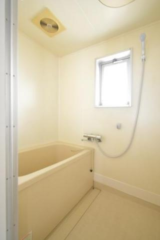 貞方第２ビルの浴室|【駅近く】角部屋で窓があり、１日の疲れを♪快適バスタイムが待っています♪