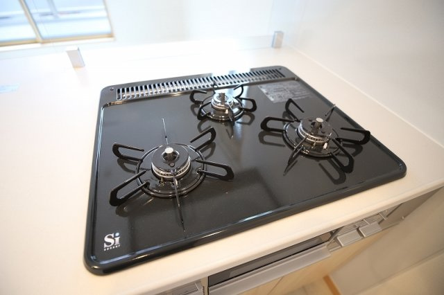 フルール花畑のキッチン|【防犯】床下収納、オートロック、ＴＶモニター付きインターホン、電子ロック防犯にも安心です♪