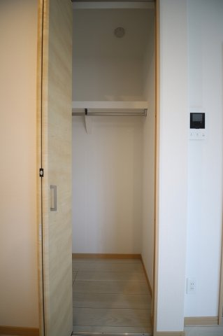 フルール花畑の収納|【人気物件】ウォークインクローゼット、収納から洋服も掛けれて、収納が豊富です。♪