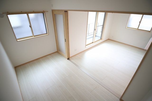 フルール花畑の居間・リビング|☆白を基調、リラックス効果で温かみと柔らかさを兼ね備えたフローリングです♪