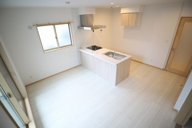 フルール花畑の居間・リビング|【人気物件】綺麗な室内、カウンターキッチン♪ＬＤＫ１０．６帖、やわらかな採光が快適な暮らしを彩ります♪