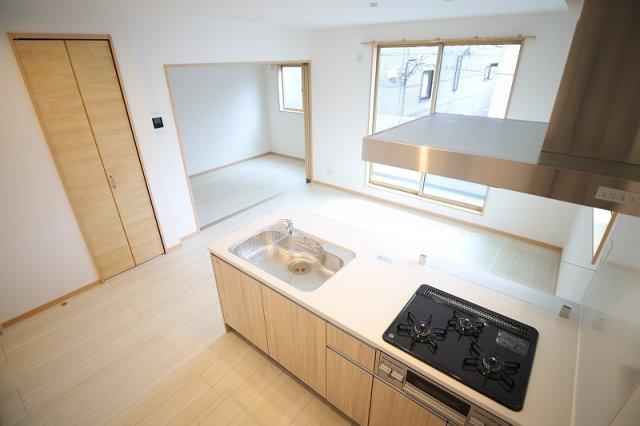 フルール花畑のキッチン|【人気物件】カウンターシステムキッチン（３口付）広々キッチン、都市ガスで経済的♪