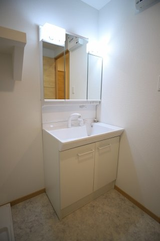 フルール花畑の洗面所|広々洗面脱衣所があり♪洗面化粧台（シャワーヘッド有）、使い勝手が良いです♪