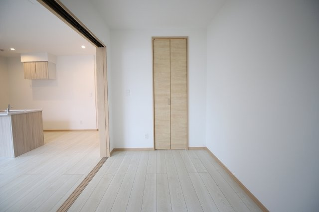 フルール花畑の居間・リビング|☆白を基調、リラックス効果で温かみと柔らかさを兼ね備えたフローリングです♪