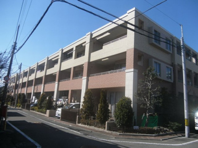 【外観】 | ルイシャトレ府中フェアリーコート | インナーテラス、専用庭×専用駐車場付き(月額11,600円)。