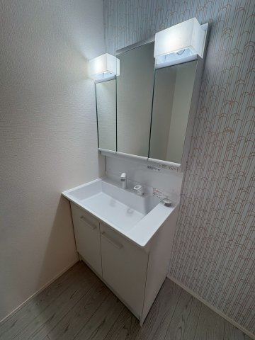 行橋市南大橋4丁目2期　新築一戸建ての独立洗面台|三面鏡付き洗面化粧台で朝の身支度もラクラク♪
【行橋市　新築戸建て】