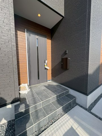 行橋市南大橋4丁目2期　新築一戸建ての玄関|スタイリッシュでオシャレな玄関♪
【行橋市　新築戸建て】