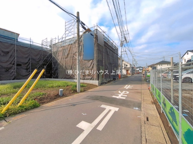 北本市中丸7丁目　新築戸建　ブルーミング01の前面道路含む現地写真