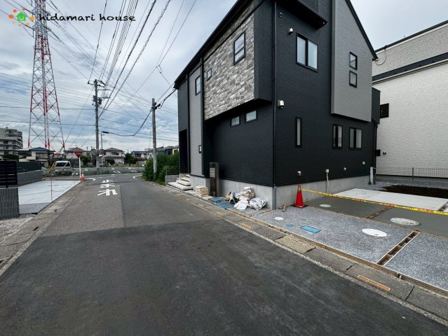 北本市中丸7丁目　新築戸建　ブルーミング01の前面道路含む現地写真