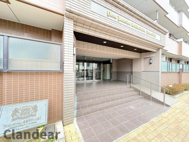 ライオンズマンション常盤平さくら通りのエントランス|ドキドキの新生活も、安心してスタート。ぴったりの住まいを見つけませんか？クランディアが一緒に住まい選びをサポートします‼　まずは、お気軽にお問合せください　＃クランディア