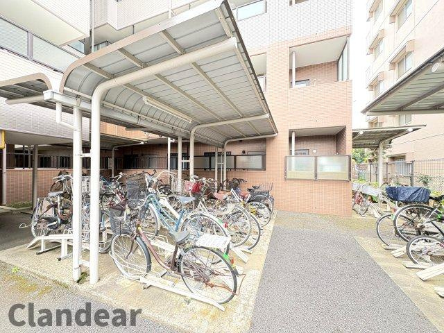 ライオンズマンション常盤平さくら通りの駐輪場|ドキドキの新生活も、安心してスタート。ぴったりの住まいを見つけませんか？クランディアが一緒に住まい選びをサポートします‼　まずは、お気軽にお問合せください　＃クランディア