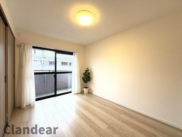 ライオンズマンション常盤平さくら通りの洋室|ドキドキの新生活も、安心してスタート。ぴったりの住まいを見つけませんか？クランディアが一緒に住まい選びをサポートします‼　まずは、お気軽にお問合せください　＃クランディア