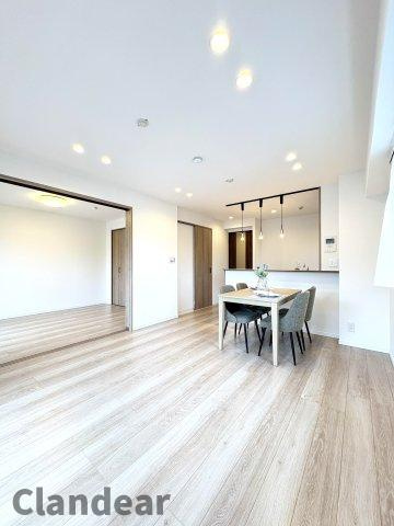 ライオンズマンション常盤平さくら通りの居間・リビング|ドキドキの新生活も、安心してスタート。ぴったりの住まいを見つけませんか？クランディアが一緒に住まい選びをサポートします‼　まずは、お気軽にお問合せください　＃クランディア