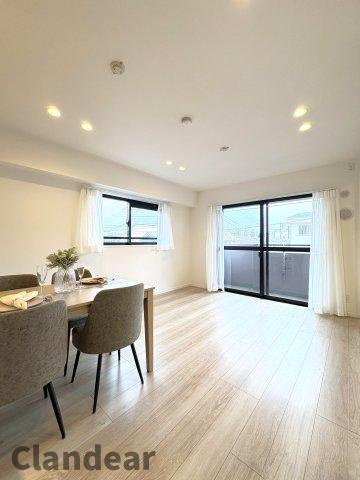 ライオンズマンション常盤平さくら通りの居間・リビング|ドキドキの新生活も、安心してスタート。ぴったりの住まいを見つけませんか？クランディアが一緒に住まい選びをサポートします‼　まずは、お気軽にお問合せください　＃クランディア