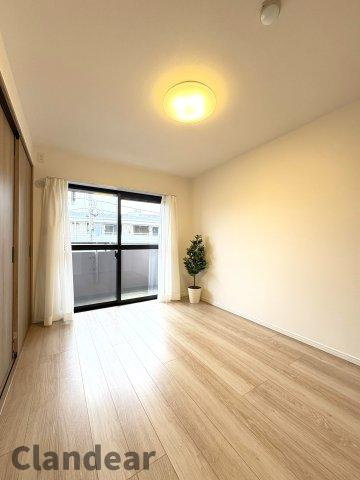 ライオンズマンション常盤平さくら通りの寝室|ドキドキの新生活も、安心してスタート。ぴったりの住まいを見つけませんか？クランディアが一緒に住まい選びをサポートします‼　まずは、お気軽にお問合せください　＃クランディア