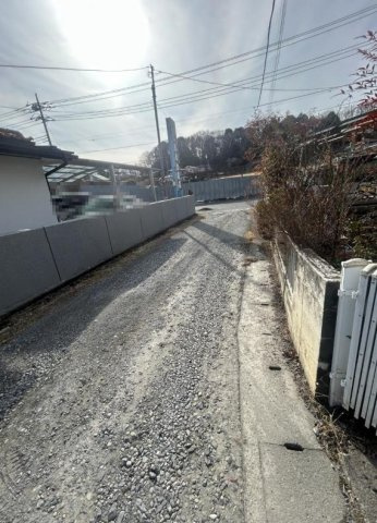 常陸大宮市田子内町　中古戸建の前面道路含む現地写真