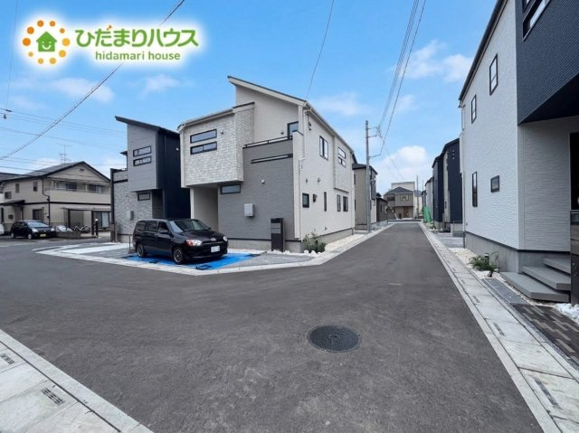 北本市中丸7丁目　新築戸建　ブルーミング02の前面道路含む現地写真|※空は加工しています
