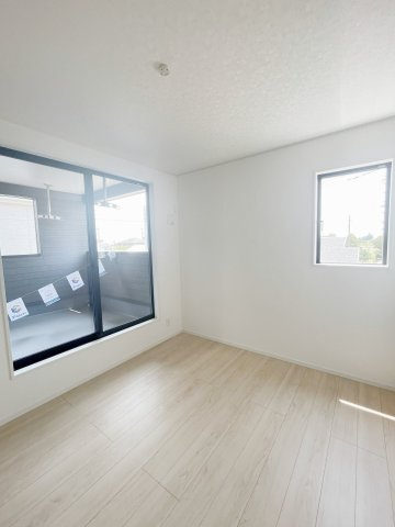 新築戸建・新築建売　伊勢崎市境米岡第3　境東小学校・境南中学校の洋室|バルコニーに面した陽当たり良好な洋室！
