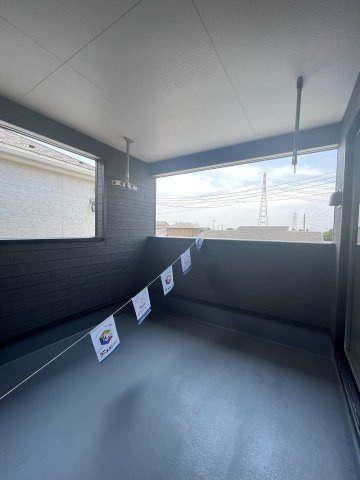 新築戸建・新築建売　伊勢崎市境米岡第3　境東小学校・境南中学校のバルコニー|インナーバルコニーなので急な天候不良にも慌てずに済みますね！