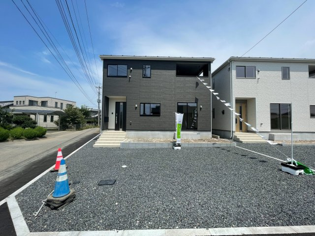 新築戸建・新築建売　伊勢崎市境米岡第3　境東小学校・境南中学校の駐車場|駐車場は建物の前に並列3台駐車できます！