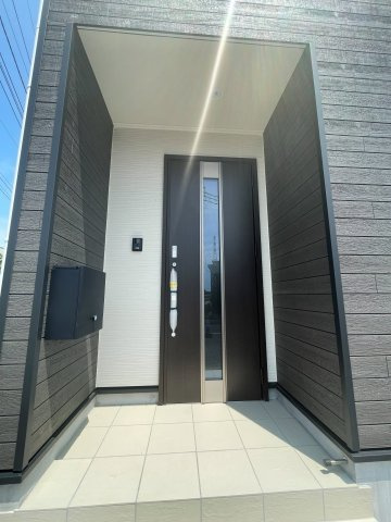 新築戸建・新築建売　伊勢崎市境米岡第3　境東小学校・境南中学校の玄関|カメラ付きインターホンや郵便受けもついているので安心ですね！
