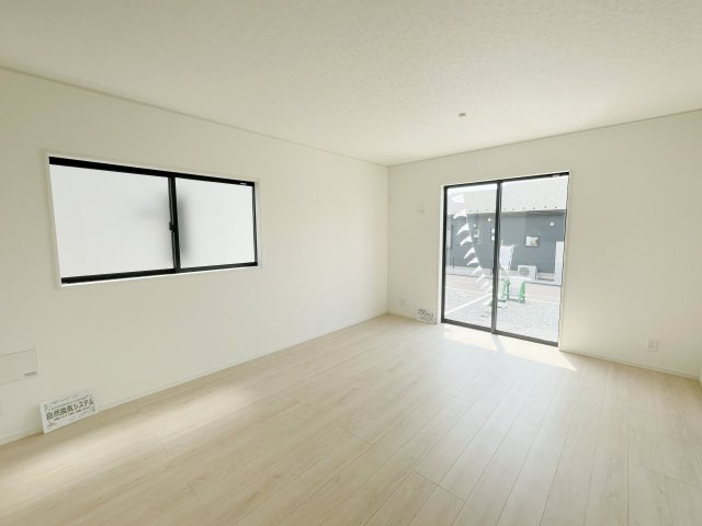新築戸建・新築建売　伊勢崎市境米岡第3　境東小学校・境南中学校の居間・リビング|陽当たり良好なリビング♪家族が集まる温かな空間です！