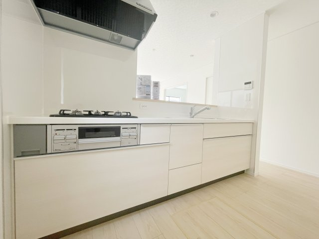 新築戸建・新築建売　伊勢崎市境米岡第3　境東小学校・境南中学校のキッチン|三口コンロ付きのシステムキッチン！対面キッチンなのでリビングの様子を見ながら料理・片付けができます！
