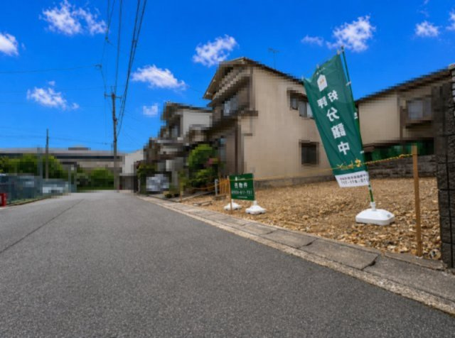 向日市森本町石田　　の前面道路含む現地写真|前面道路幅員が約5.9ｍ、ご駐車もしやすい土地です！
間口が約6.3ｍの為、広々としております！