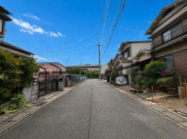 向日市森本町石田　　の前面道路含む現地写真|周囲に現状、高い建物がないため、広々と感じられる住宅街です◎