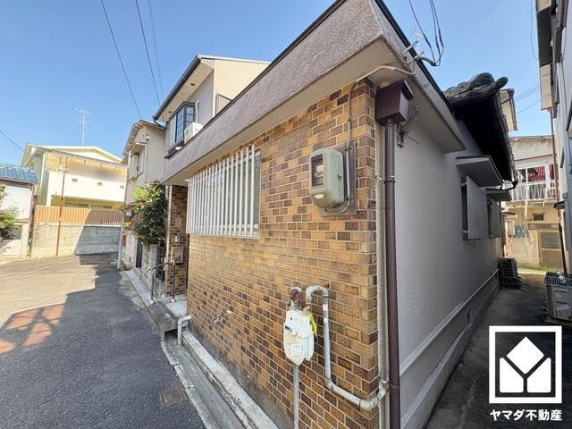 尼崎市大庄西町2丁目の外観|開放感のある東西両面道路。陽当たり・風通し良好です。