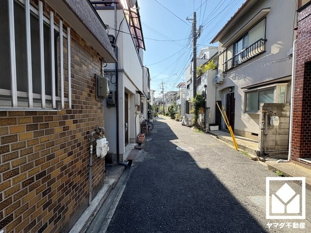 尼崎市大庄西町2丁目の前面道路含む現地写真|平担地なので傾斜が少なく、自転車やベビーカーでの移動も楽ちんです。建築コストが抑えられ、建物設計の自由度が高まります。バリアフリー設計にも適しています。