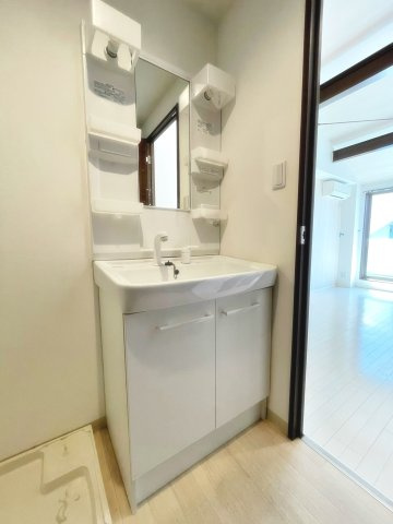 アルコーブ仁川の洗面所|明るい洗面所です