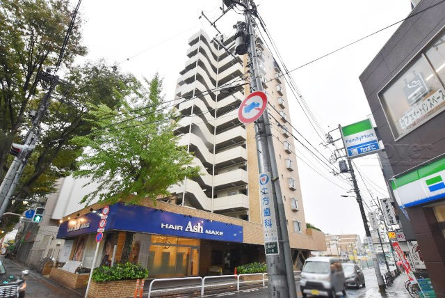【外観】 | 八幡山ビューグリーン | 私たち不動産業スタッフは、よく「いい面構えの建物です」「雰囲気ありますねえ」という言葉を使いますが、当マンションもまさにそのような姿で佇んでいます。～即日のご見学可能～　お問合せはお気軽にどうぞ。
