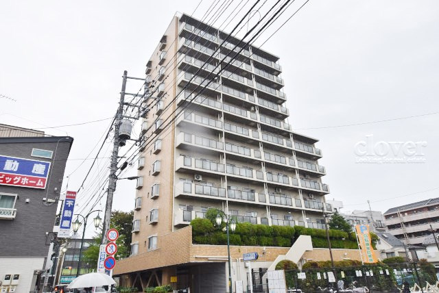 【外観】 | 八幡山ビューグリーン | 手入れの行き届いた外壁やエントランスなど、「見ればわかる」レベルで清潔感を保ったマンションです。築年数を感じさせない姿で皆様をお出迎えします。～即日のご見学可能～　お問合せはお気軽にどうぞ。
