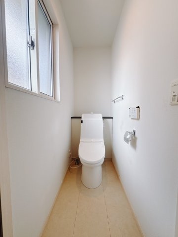 【中古戸建】太田市南矢島町のトイレ|■トイレ｜白を基調とした清潔感溢れるトイレになっています。トイレには窓がついていますので常に換気をすることができ清潔を保てます。