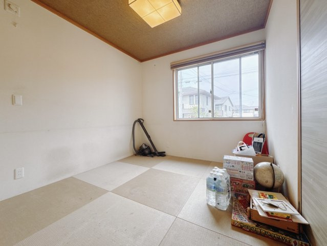 【中古戸建】太田市南矢島町の和室|■和室｜1階和室は、お子様の様子を見守りながらお洗濯物を畳んだり、家事の合間のちょっとした休憩やのんびりお昼寝にも♪セカンドリビングとしてもお使いいただけます。