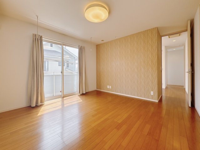 【中古戸建】太田市南矢島町の洋室|■主寝室｜ダブルベッドを置いても充分な広さを2Ｆのお部屋に設けております。お子様と家族みんなで寝るのも夢じゃありません♪窓からは光が差し込むので日中でも明るいお部屋です。