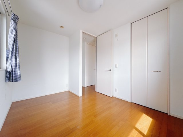 【中古戸建】太田市南矢島町の洋室|■洋室｜お子様の一人部屋にピッタリな洋室。木のぬくもりを感じるフローリングは、天然木の味わいが時とともに深みを増していきます。また、傷にも強く、フリーワックスでお手入れもラクラクです♪
