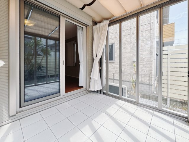 【中古戸建】太田市南矢島町のその他|■サンルーム｜天候に左右されず洗濯物が干せるので、家事効率がグッと上がります。砂埃や花粉を気にしなくて良いのも嬉しいポイントです♪