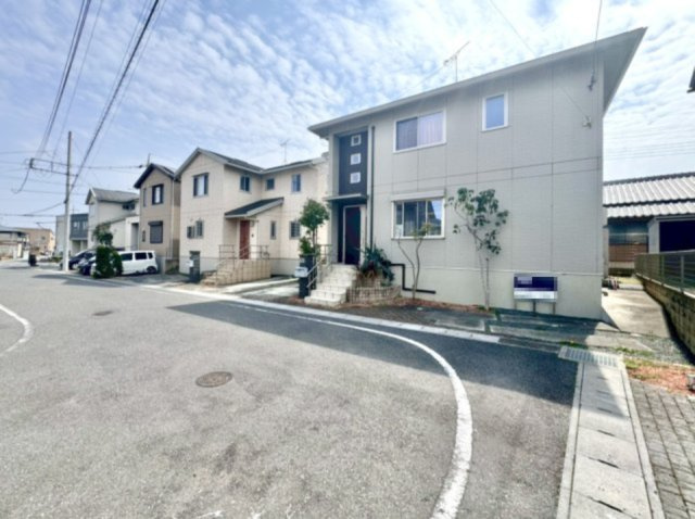 【中古戸建】太田市南矢島町の外観|■外観｜周囲の見渡しが良く、車の出入りの際も安全確認がしやすいため、小さなお子様がいるご家庭でも安心です。