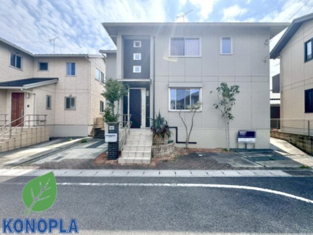【中古戸建】太田市南矢島町の外観|■外観｜白ベースの外観は清潔感あふれる明るい印象的で、周囲の景観にも自然と調和しながらやわらかく上品な雰囲気を演出させてくれます♪
