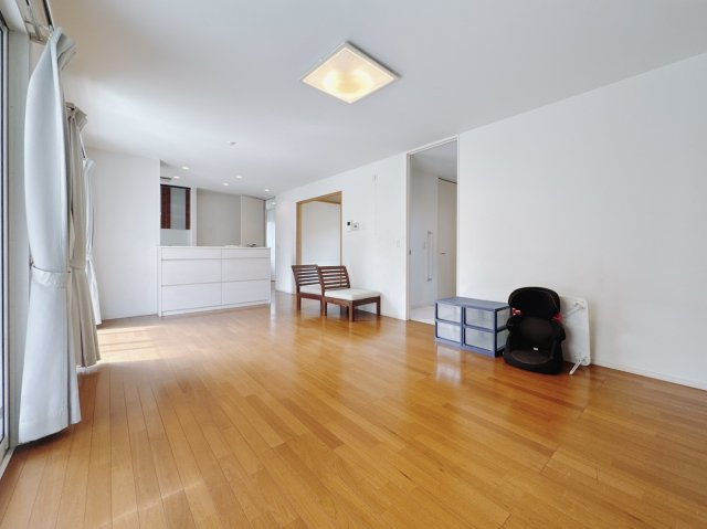 【中古戸建】太田市南矢島町の居間・リビング|■リビング｜窓から射し込む陽射しが縦横に広がり、あたたかな空間が形づくられています。ここはご家族の笑顔集まる憩いの空間です( ＾＾ )