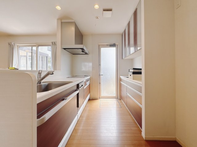 【中古戸建】太田市南矢島町のキッチン|■キッチン｜大きなお鍋や調理用具のも出し入れラクラクな収納がたっぷり！毎日使う場所だからこそ、無理のない姿勢で作業できるのは嬉しいポイントですね(*＾＾*)♪