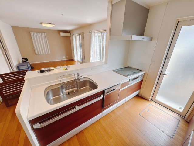 【中古戸建】太田市南矢島町のキッチン|■キッチン｜リビングまでの見通しが良く、家事をしながらでも、お子様の様子を見られるようになっています。お子様がいつもママのそばにいる安心感も生まれます♪