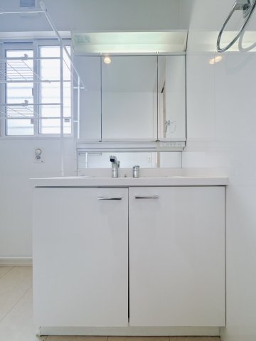 【中古戸建】太田市南矢島町の独立洗面台|■洗面室｜三面鏡の洗面化粧台なので身支度もしやすくおしゃれが好きな方にも嬉しい設計です♪窓があるので換気の際も楽ちんです♪