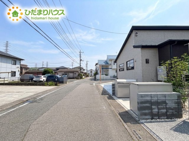 北本市中丸7丁目　新築戸建　ブルーミング06の前面道路含む現地写真|※空は加工しています