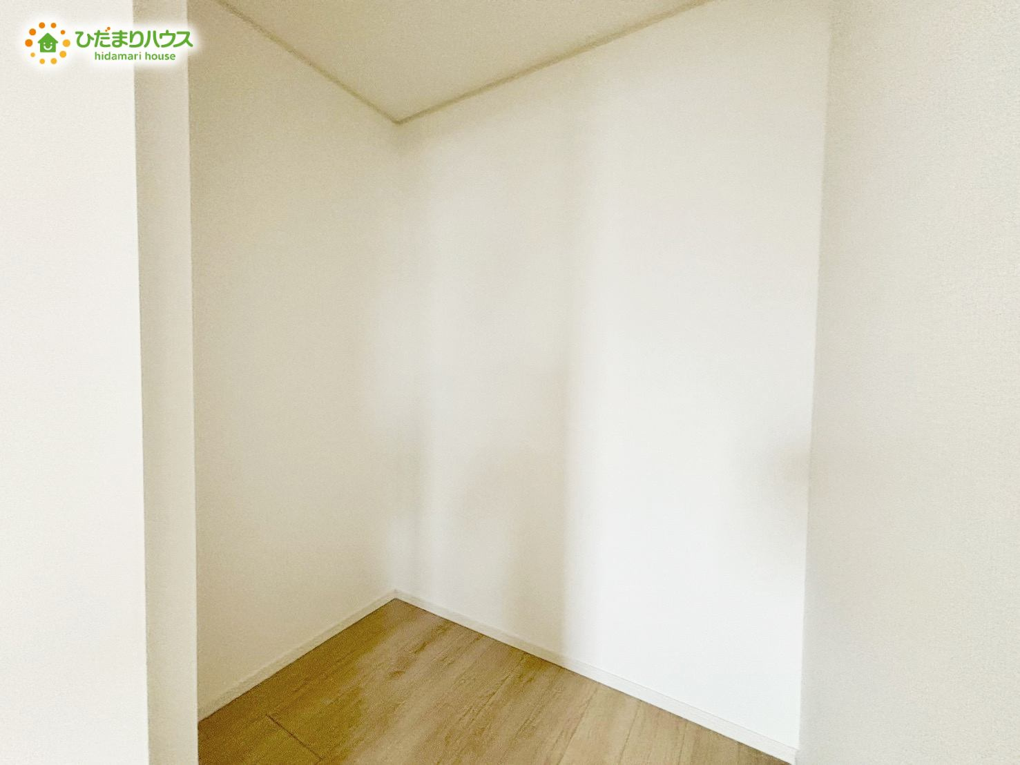 野田市野田第12　新築戸建　1号棟の収納|大容量のWICのある主寝室。夫婦の洋服もたくさん収納できます。							
