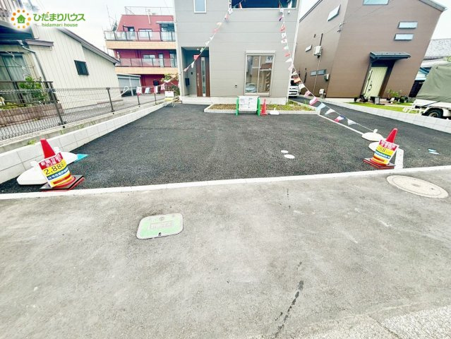 野田市野田第12　新築戸建　1号棟の駐車場|カースペース３台ＯＫ！来客用にもスペースを確保できるのが安心ですね(^^)/
