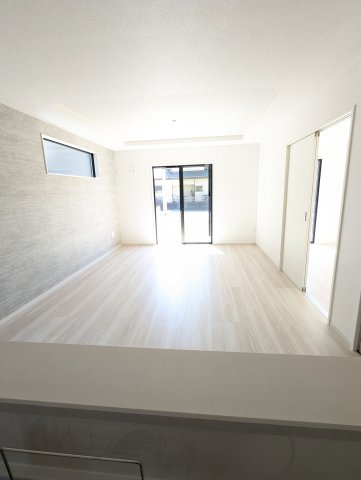 水戸市堀町　25期の居間・リビング|キッチンから見たリビングです。リビングは家族皆が集まる場所～家族会議からお子様の日々の成長を感じられる場所です